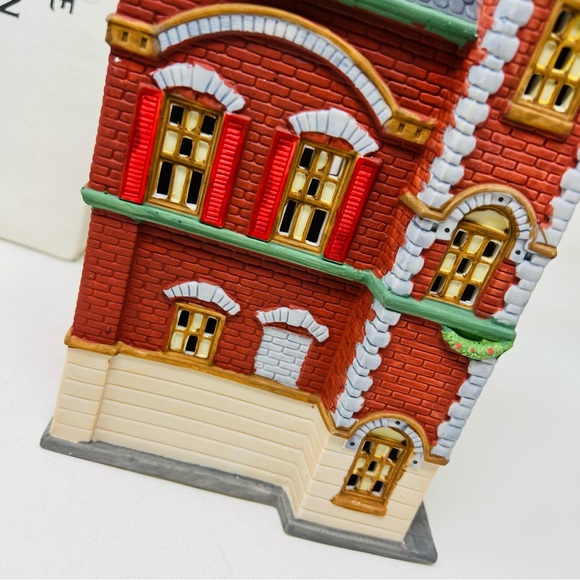 NEW DEPARTMENT 56 “RED BRICK FIRE STATION” CHRISTMAS IN THE CITY - Picture 7 of 15